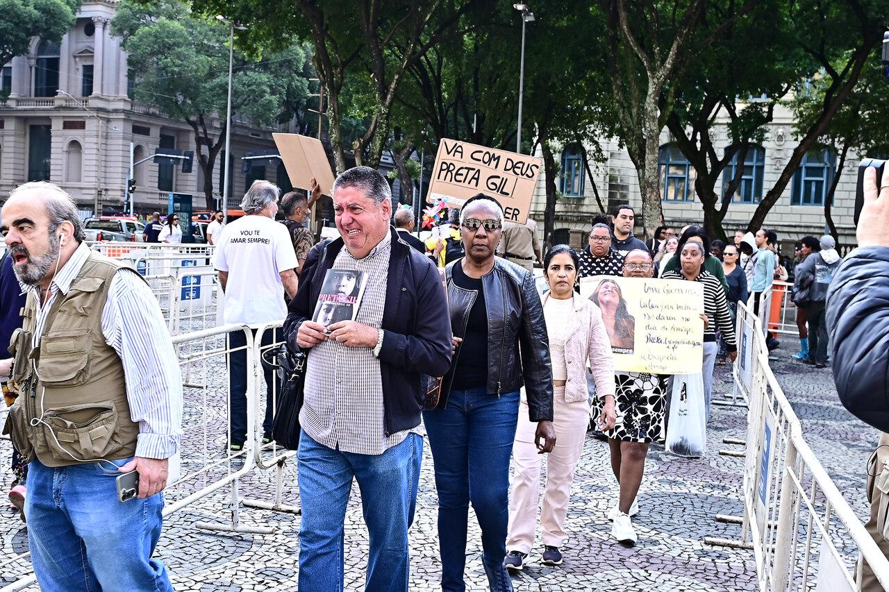 Fãs de Preta Gil chegam em velório no Rio de Janeiro