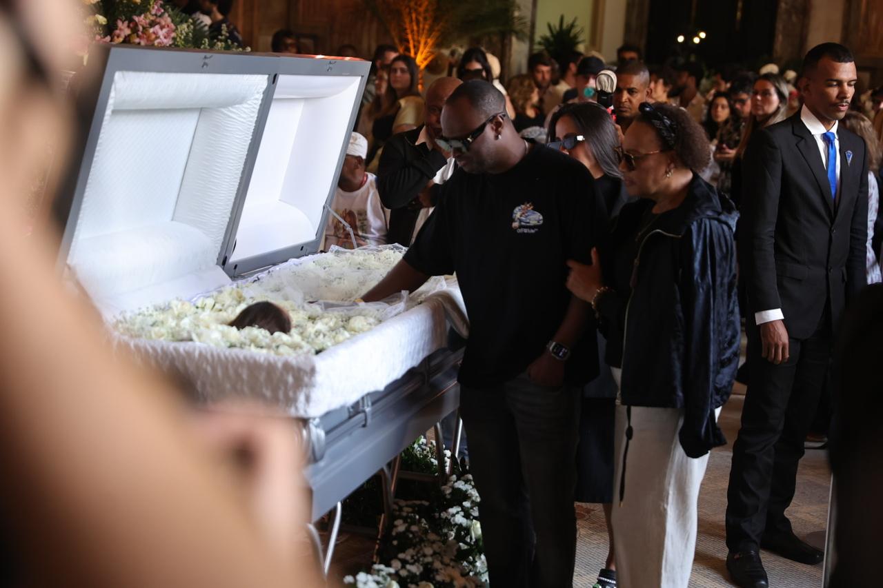 Thiaguinho também compareceu ao velório