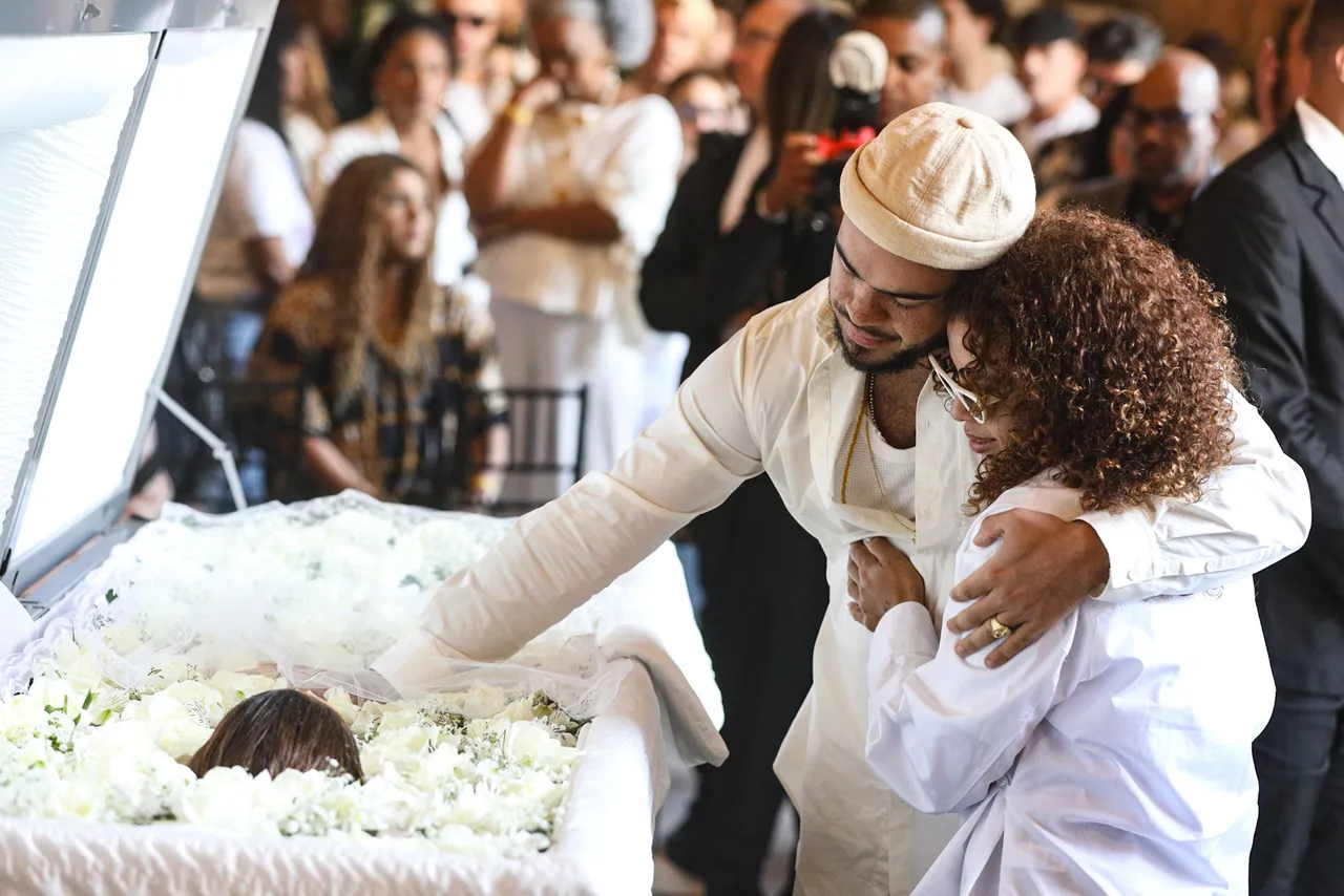 Fran Gil chegou ao velório e foi consolado por amigos e familiares
