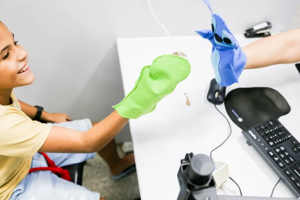 Na imagem, criança interage durante atendimento realizado pela colaboradora do Vapt Vupt, Edilvânia Costa