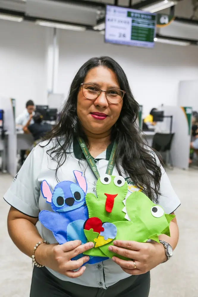 Na imagem, a colaboradora do Vapt Vupt, Edilvânia Costa, com os fantoches fabricados por ela mesma para atendimento infantil na unidade