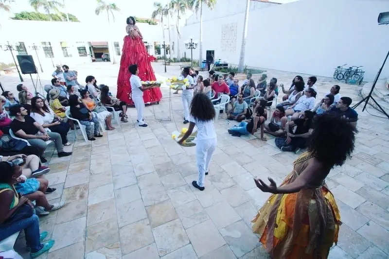 Espetáculos teatrais eram apresentados também na área externa do Teatro Carlos Câmara; na imagem, registro de apresentação de 'Todo Camburão Tem um Pouco de Navio Negreiro', do Grupo Nóis de Teatro, em janeiro de 2017