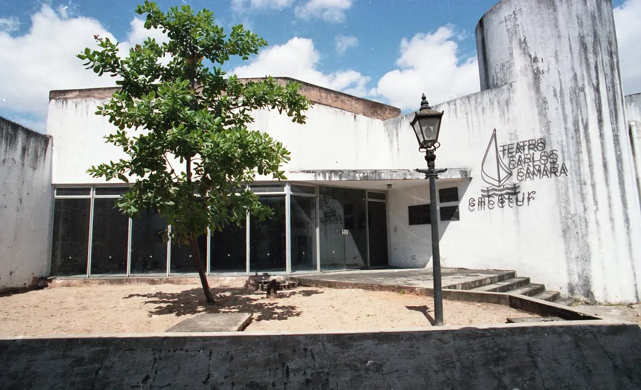 Registro de julho de 1999 mostra a área externa do Teatro Carlos Câmara na época