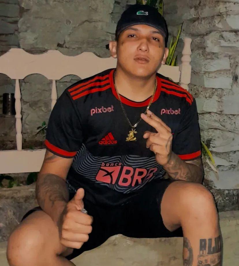 Foto de João Gabriel Firmino da Costa, conhecido como 'MC 01', preso por policiais civis na Paupina, localizada na Grande Messejana, em Fortaleza. Ele veste uma blusa preta e vermelha do time Flamengo