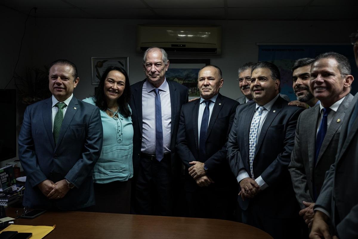 Ciro Gomes posa para foto ao lado dos deputados da oposição na Assembleia Legislativa do Ceará