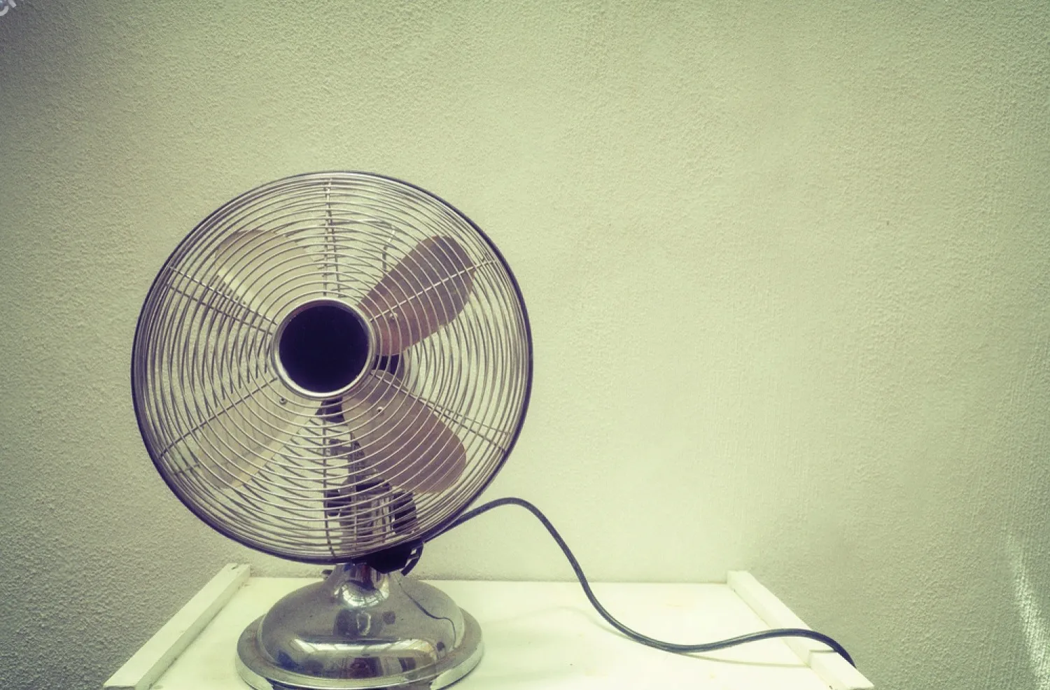 O uso do ventilador é recomendado em ambientes úmidos, pois sua função é resfriar o ar. Em locais com muito calor, o eletrodoméstico se torna ineficaz, pois só movimenta o ar quente