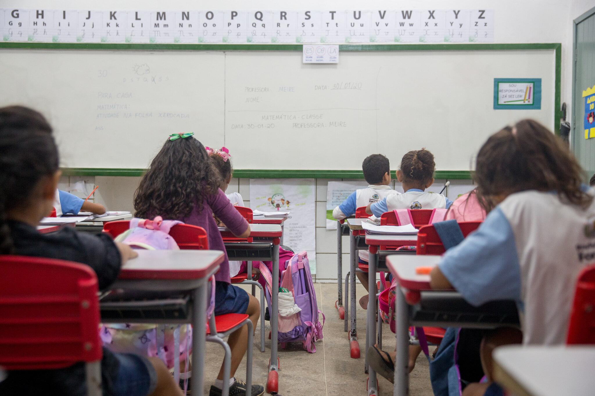 Crianças de costas em sala de aula