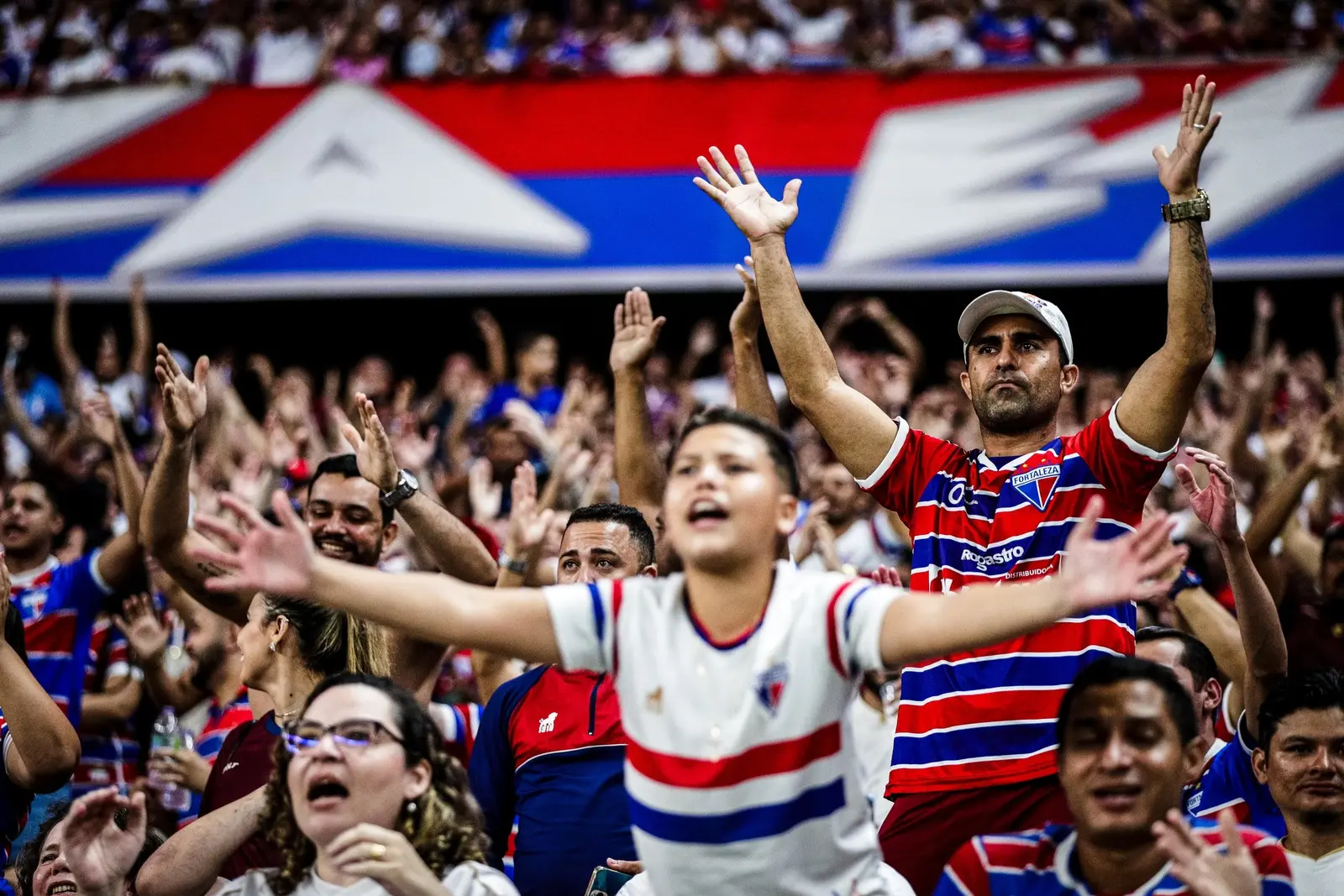 Torcedores do Fortaleza comemoram vitória