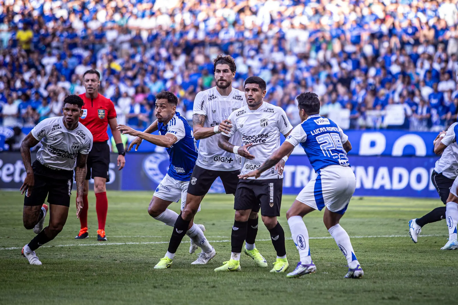 Atletas de Ceará e Cruzeiro em ação
