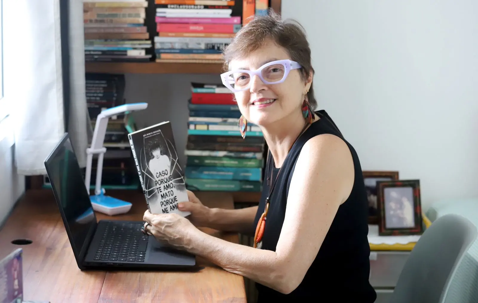 Na imagem, registro da escritora Ana Márcia Diógenes nas mãos com o novo livro, 