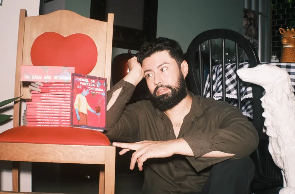 Na imagem, o jornalista, assessor e escritor Diego Gregório nas mãos com o novo livro 