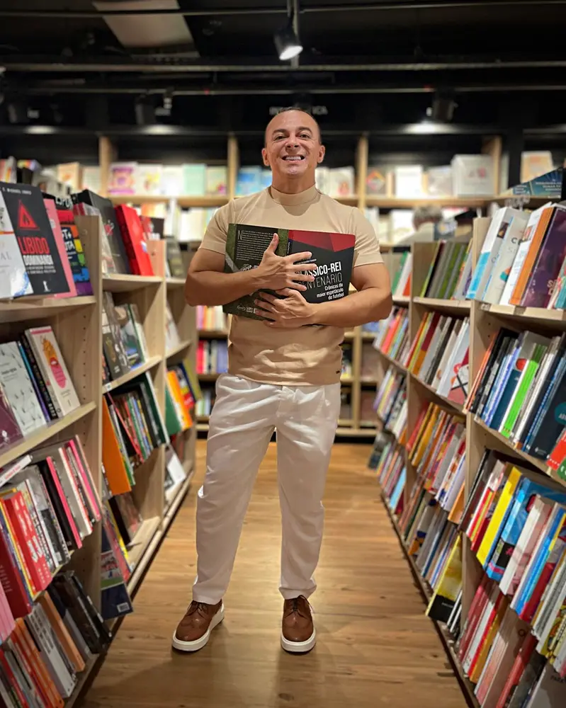 Na imagem, o escritor e poeta Everton Rocha nas mãos com o livro de sua autoria, 