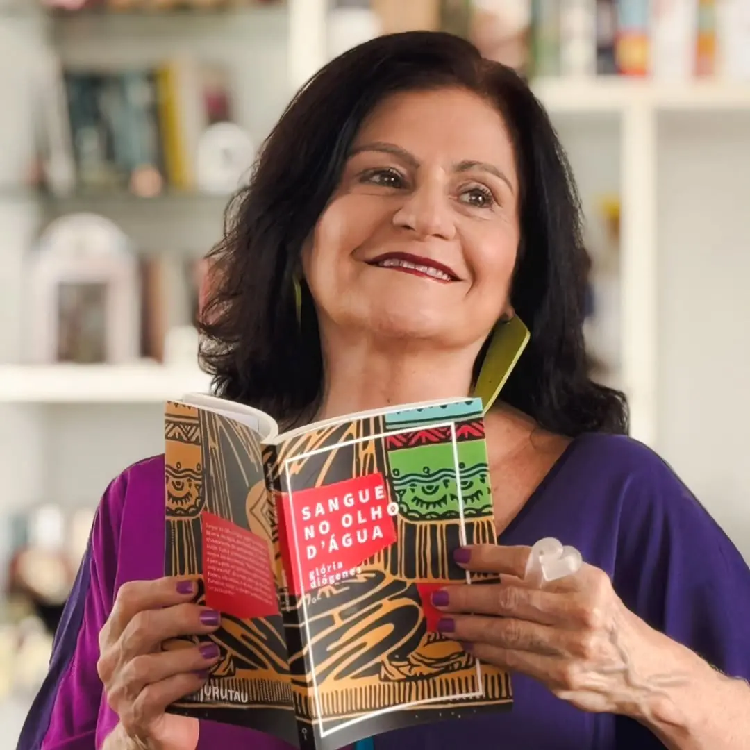 Na imagem, a socióloga e escritora Glória Diógenes com o novo livro em mãos