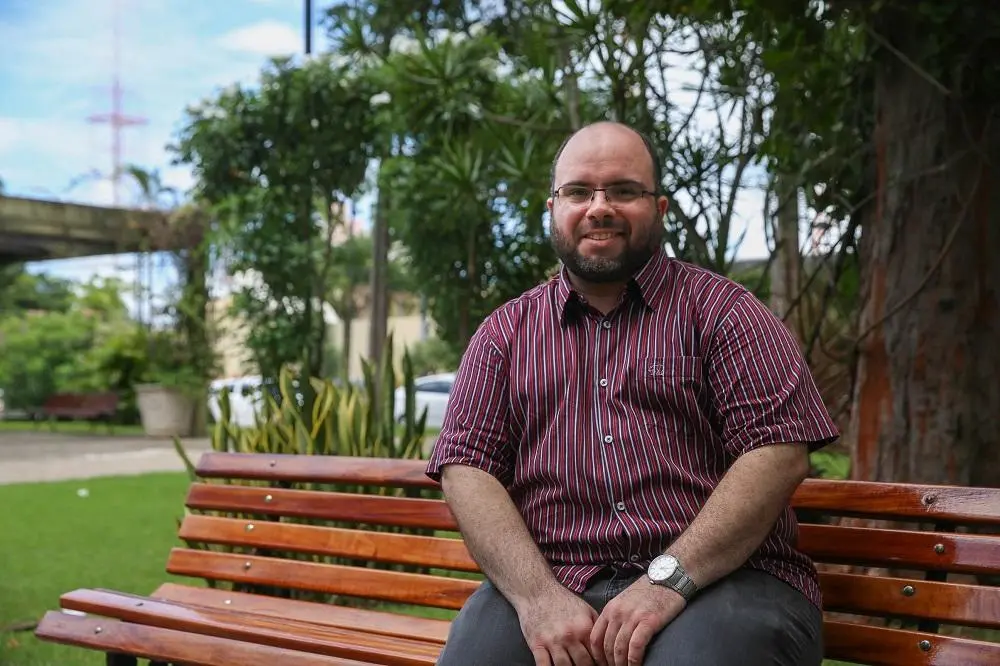 Na imagem, registro do escritor cearense Marco Severo, um dos autores confirmados na Flip 2025