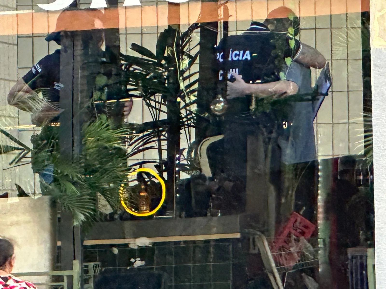 Policial civil abraça familiar de criança que morreu em queda de prédio