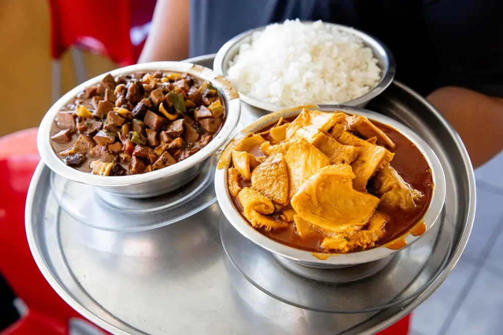 Na imagem, os pratos panelada e sarrabulho, típicos do cardápio do Chico 60 - O Rei da Tripa, localizado no Conjunto Esperança, em Fortaleza