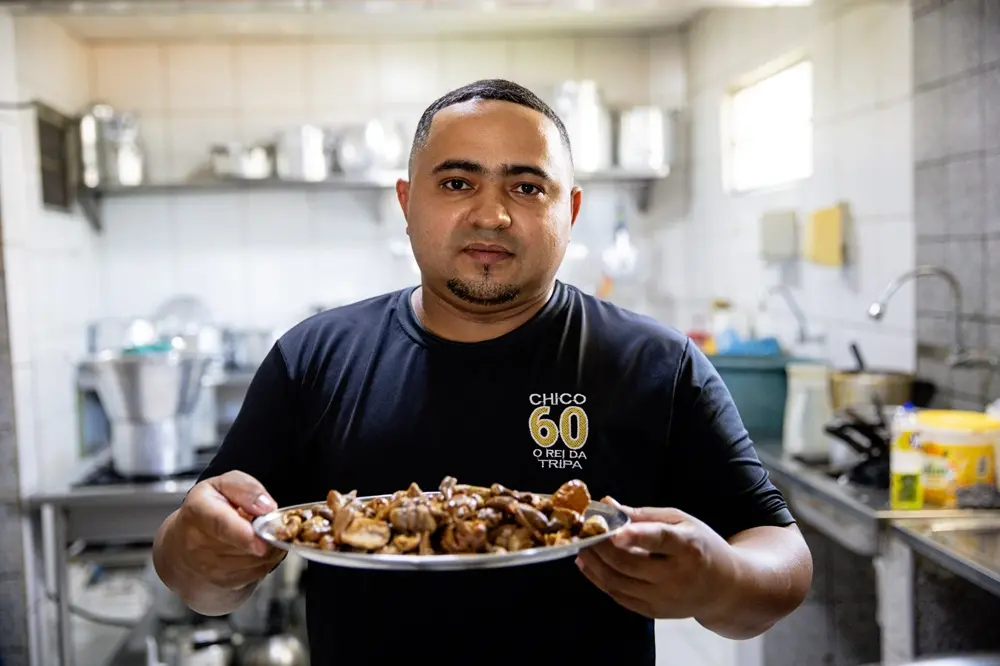 Na imagem, Antônio Marcos da Silva do Monte, proprietário do Chico 60 - O Rei da Tripa, localizado no bairro Conjunto Esperança, em Fortaleza