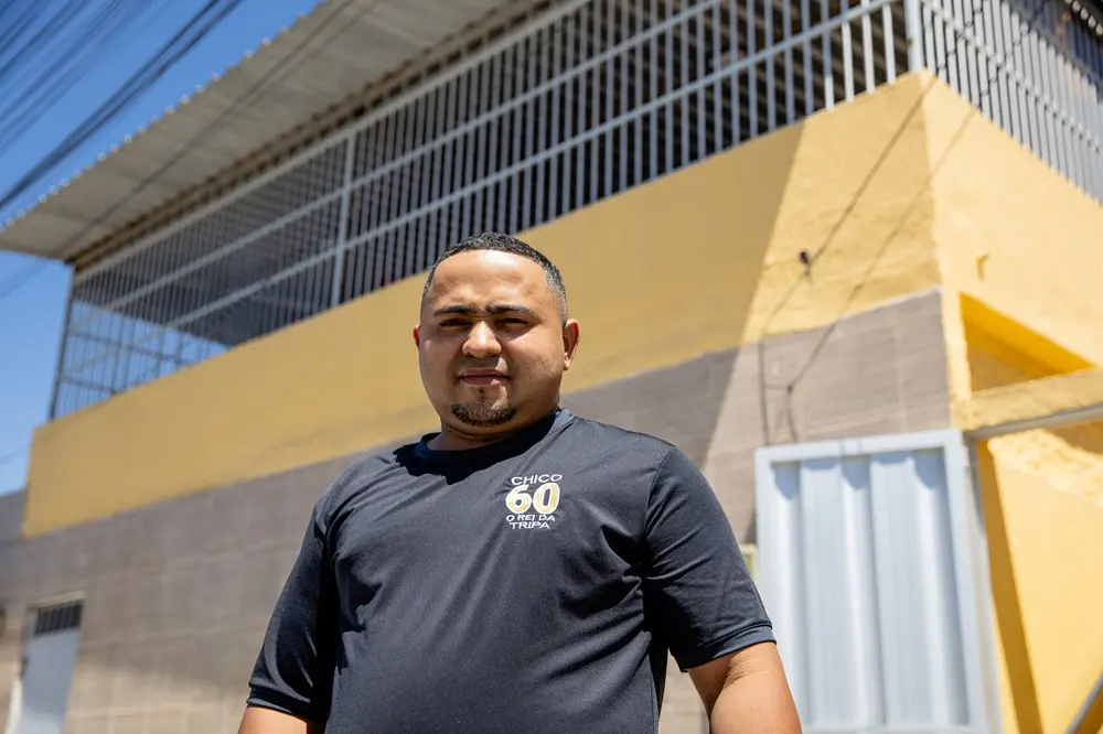 Na imagem, fachada do Chico 60 - O Rei da Tripa, localizada no Conjunto Esperança, com o proprietário, Antônio Marcos da Silva do Monte à frente da casa