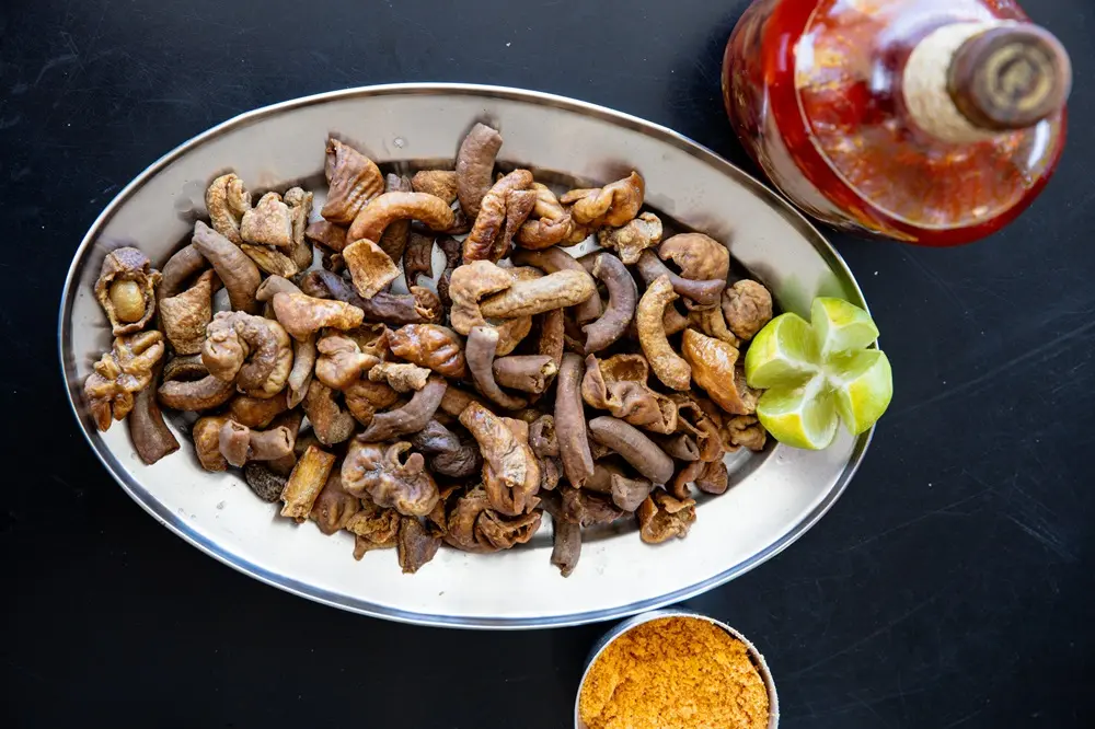 Na imagem, tripa de porco servida no Chico 60 - O Rei da Tripa, localizado no bairro Conjunto Esperança, em Fortaleza