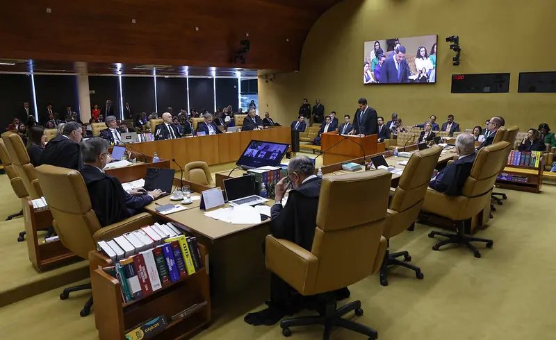 Plenário do STF com ministros durante julgamento