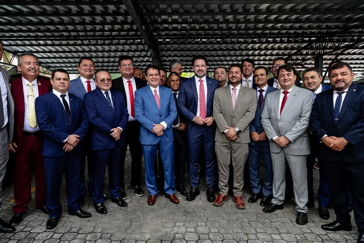 Prefeito Evandro Leitão com fotos com os parlamentares da Câmara Municipal de Fortaleza