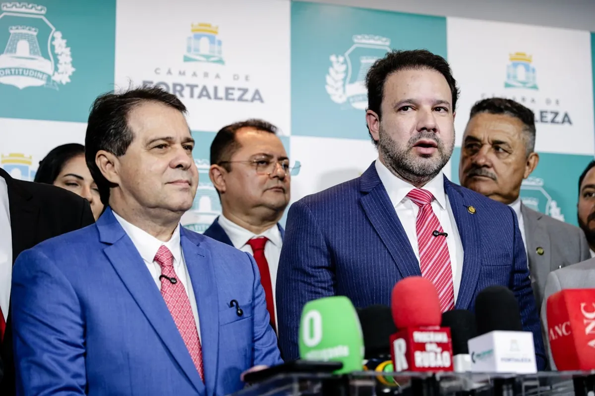 Evandro Leitão com o presidente da Câmara de Fortaleza, Leo Couto, em coletiva de imprensa