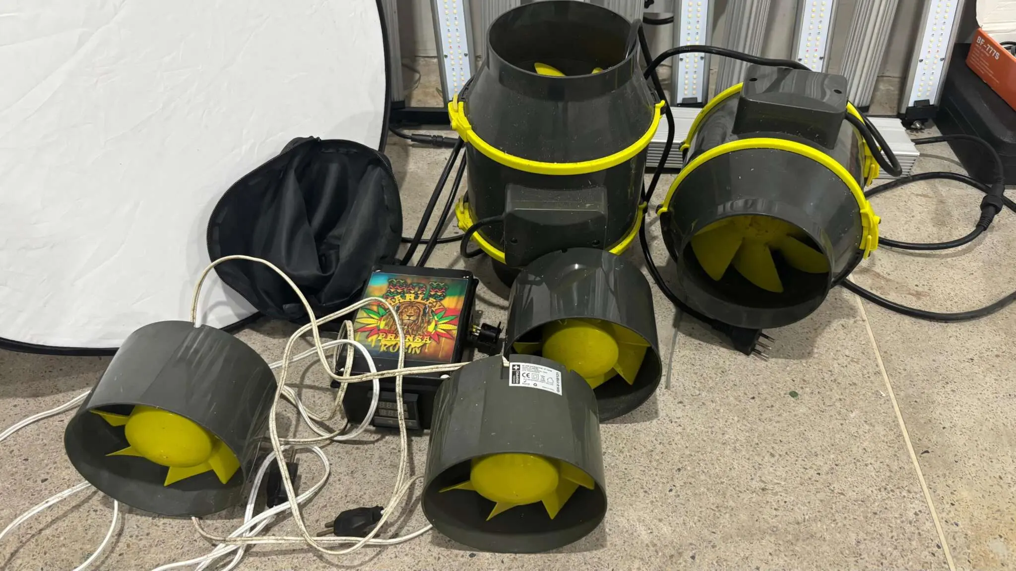 Imagem de materiais de luz e ventilação, utilizados para o cultivo em estufa da planta cannabis sativa, que dá origem à maconha