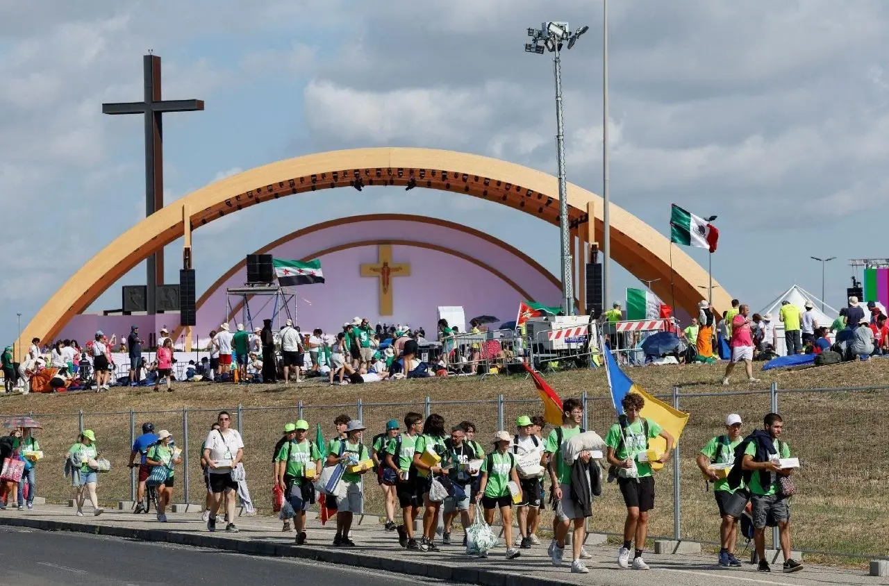 Foto mostra jovens, com bandeiras de vários países, chegando para a vigília do Jubileu, em Roma, Itália