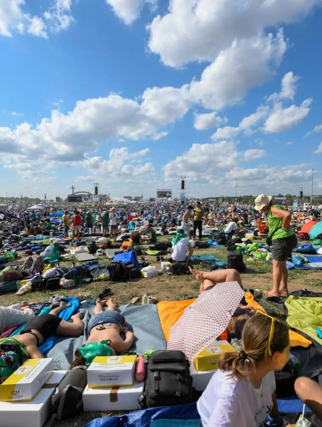 Na imagem, multidão se aglomera em campo aberto localizado em Roma para Jubileu da Juventude