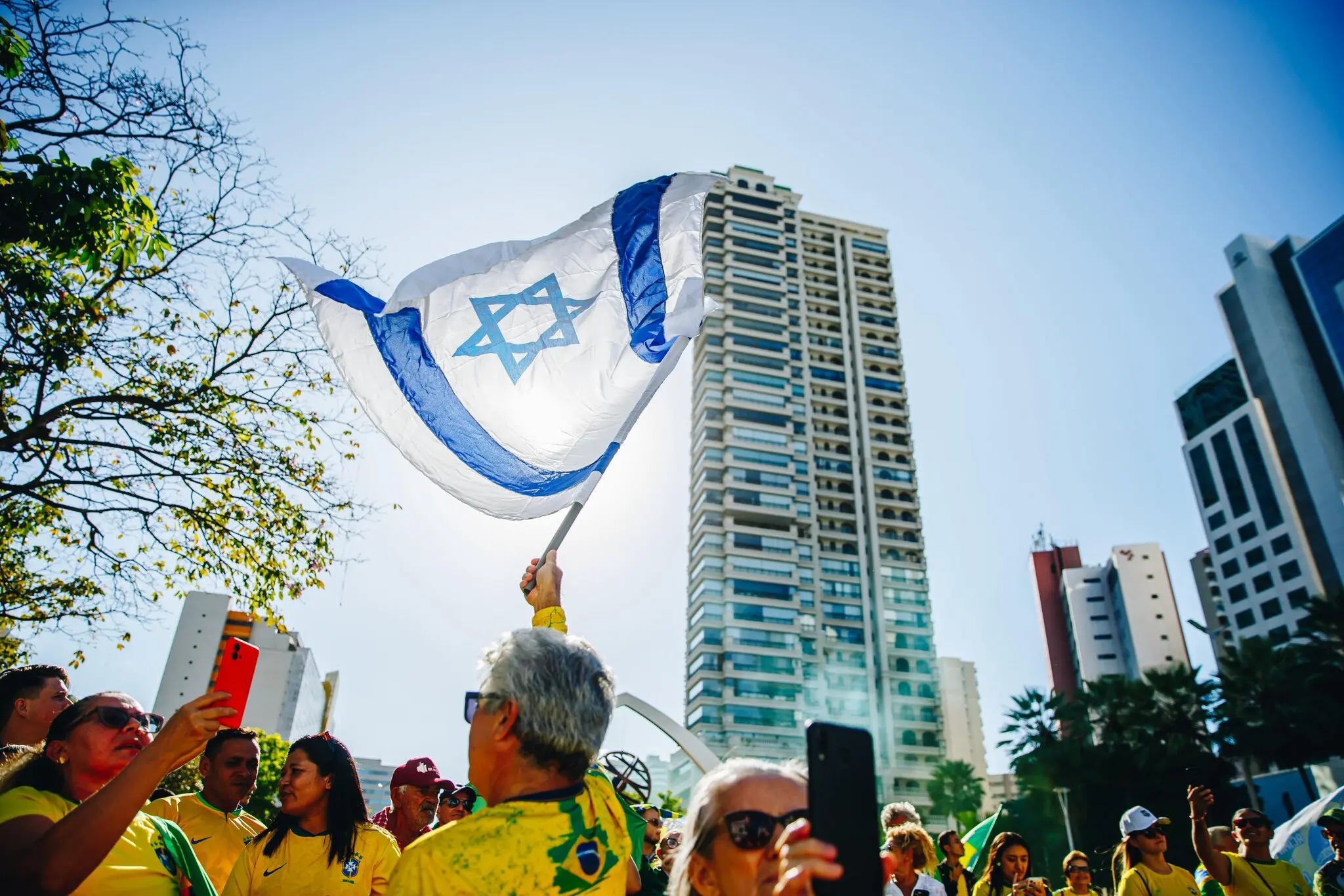 Manifestante empunhando a bandeira de Israel no protesto em Fortaleza