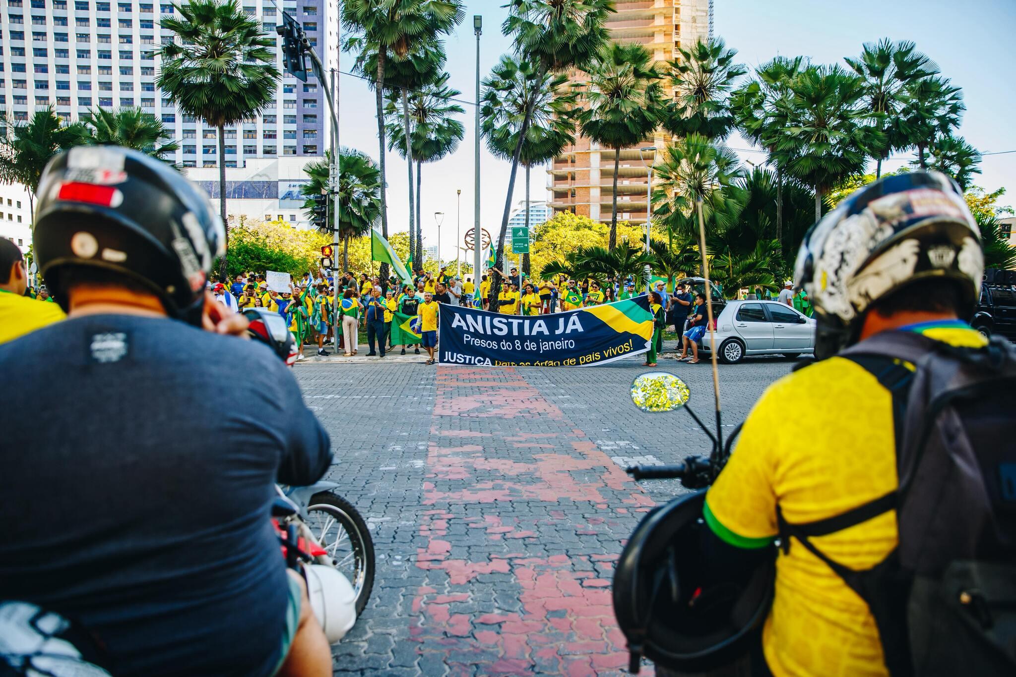 Manifestantes seguram faixa que pede anistia