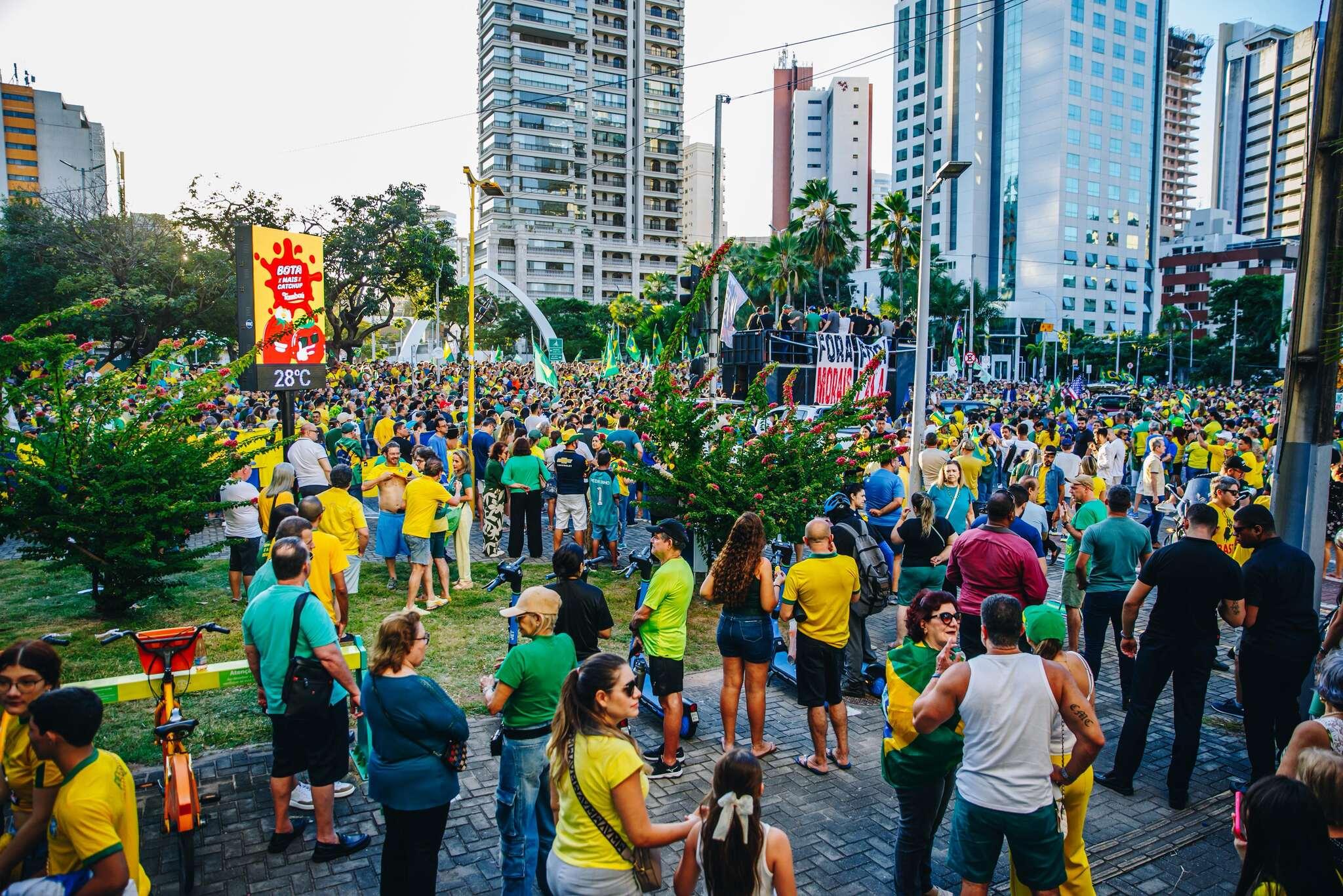Manifestantes na Praça Portugal pedindo anistia pelo 8 de janeiro e impeachment de lula e moraes