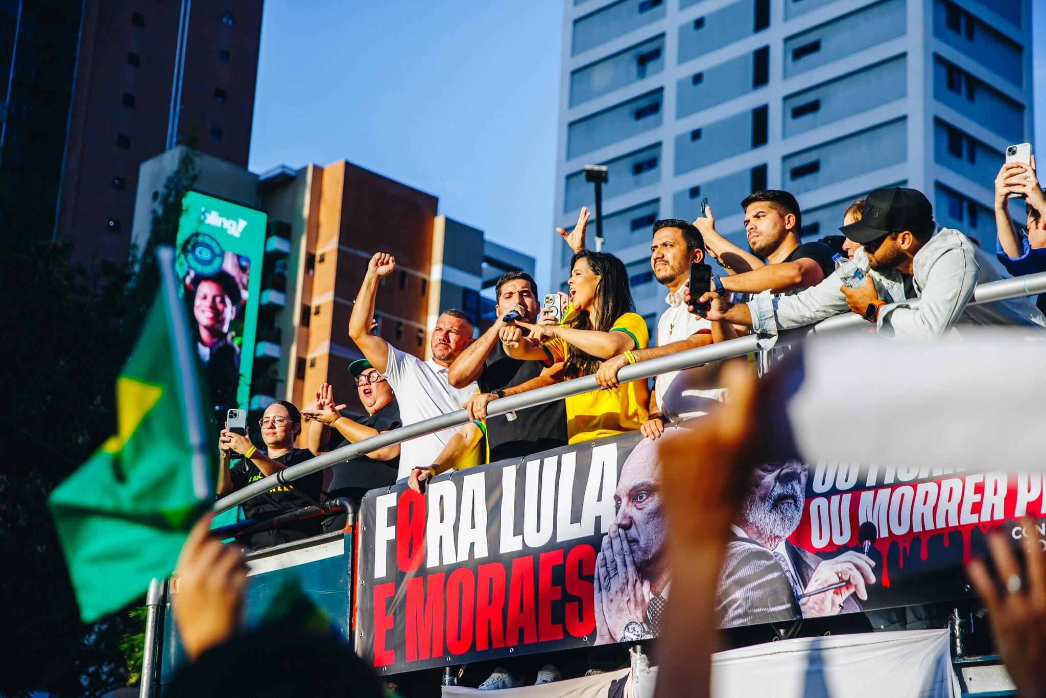Em cima de um trio elétrico, o deputado André Fernandes discursa na manifestação. É possível ver uma faixa contra Lula e Alexandre de Moraes
