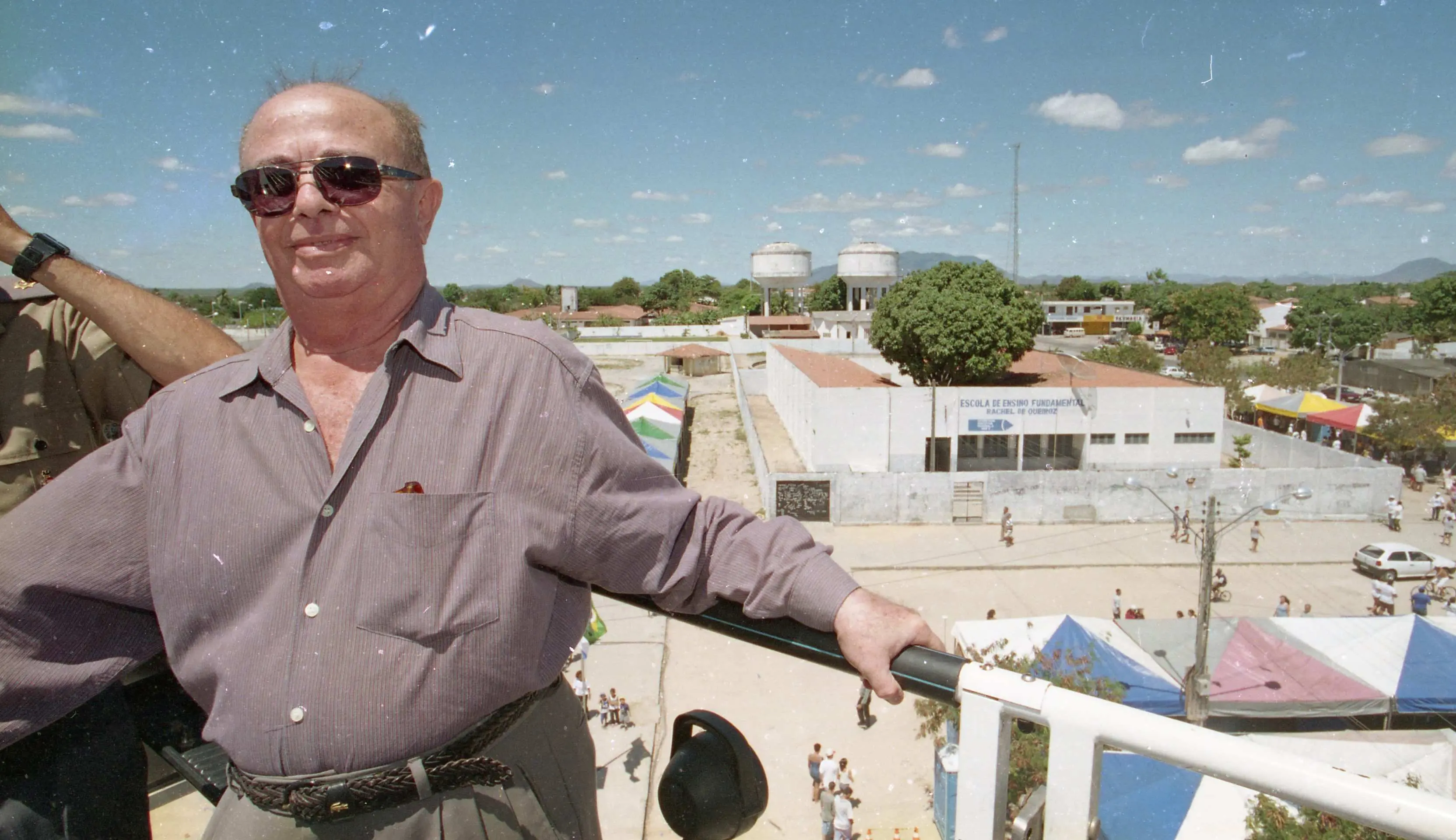 Ex-prefeito de Fortaleza, José Walter Cavalcante, com trecho do bairro ao fundo