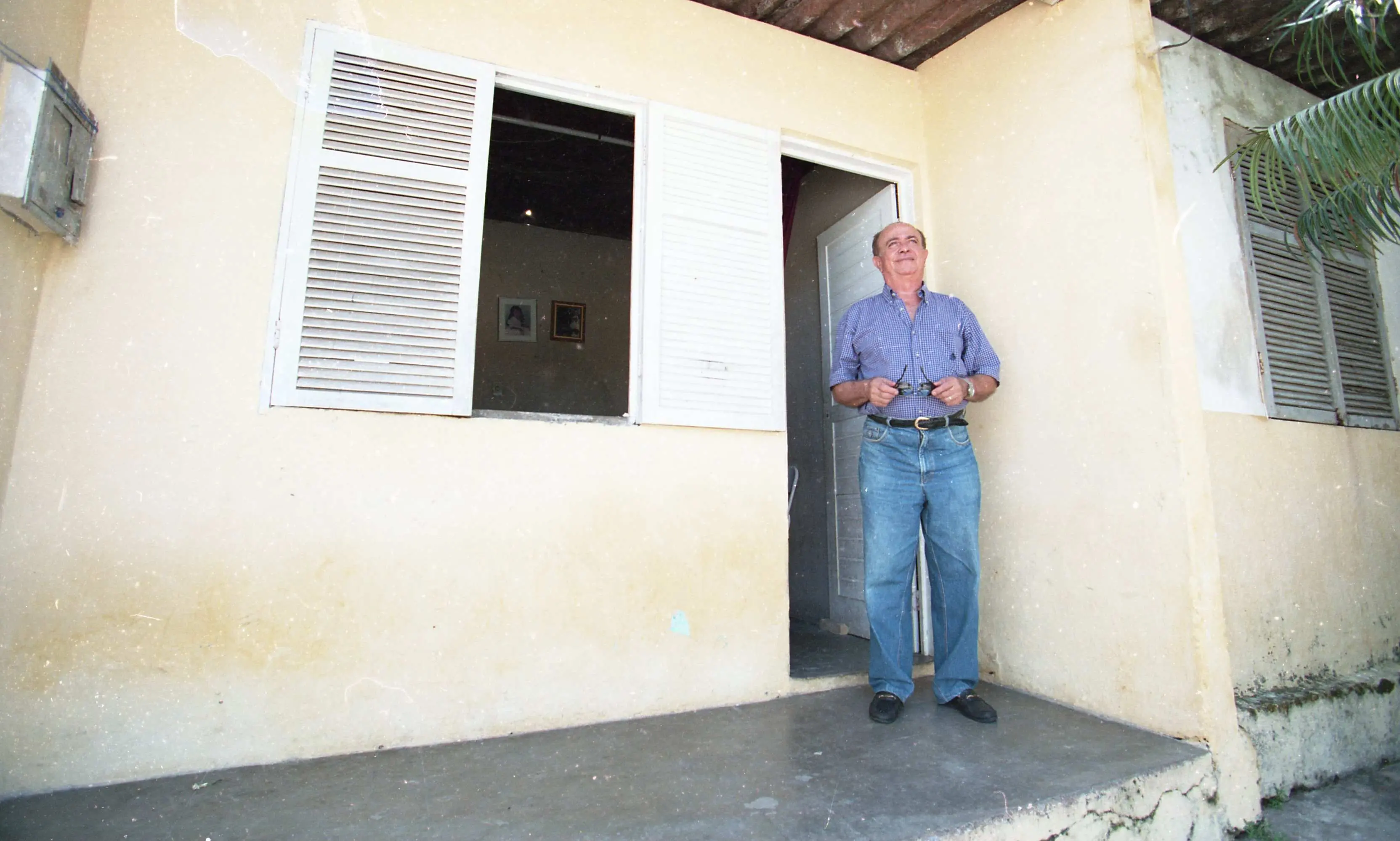 Ex-prefeito José Walter na entrada de uma residência do bairro que leva seu nome