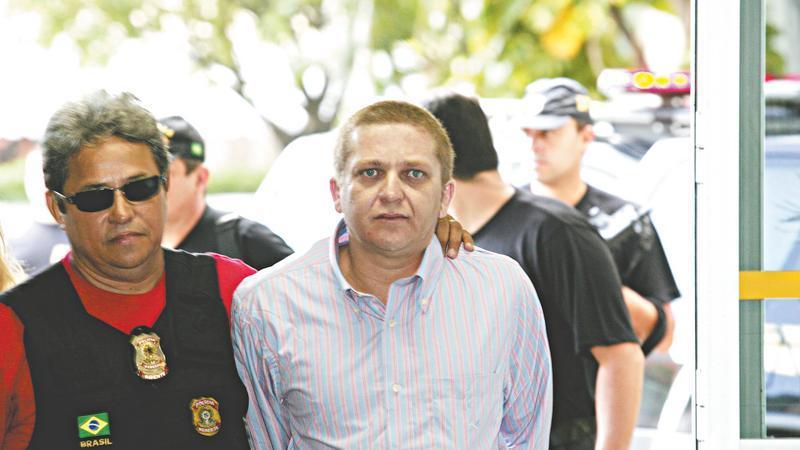 Imagem de Antônio Jussivan Alves dos Santos, o Alemão, sendo conduzido por policiais federais, em Fortaleza, em 2008, após ser preso em Brasília