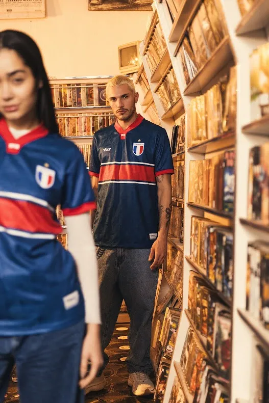 O material do goleiro mantém a estética, mas inverte as cores vermelho e azul