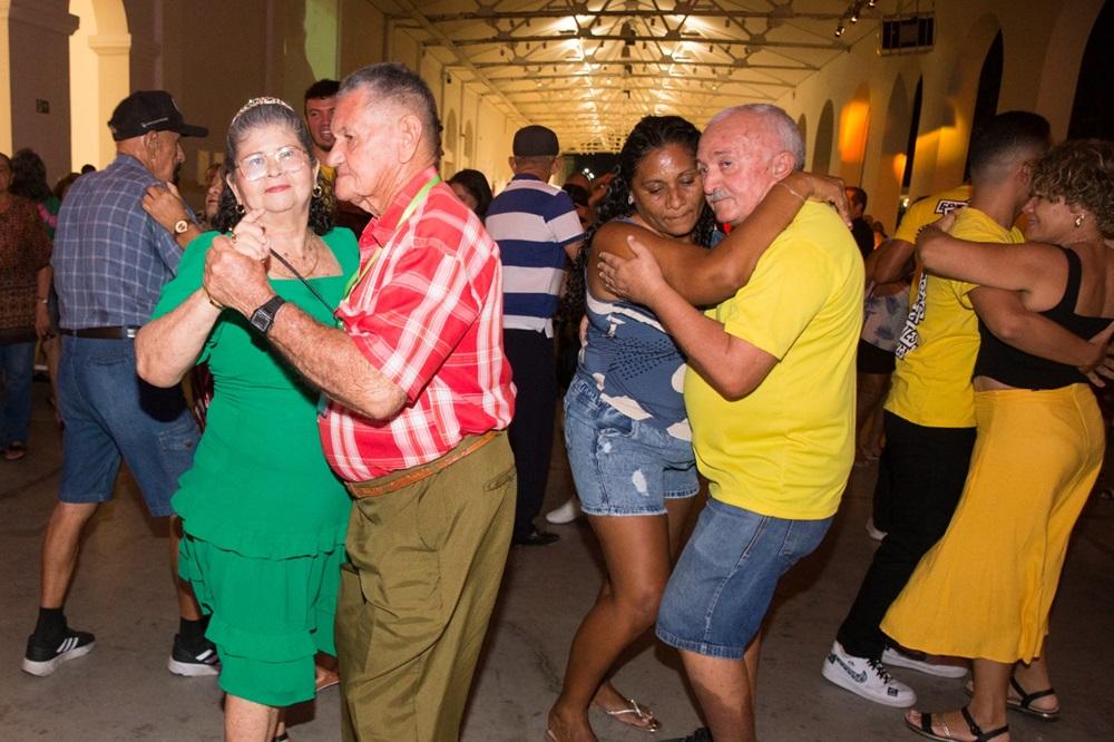 Na imagem, casais dançando durante realização do programa Baila Comigo, realizado pelo Complexo Estação das Artes