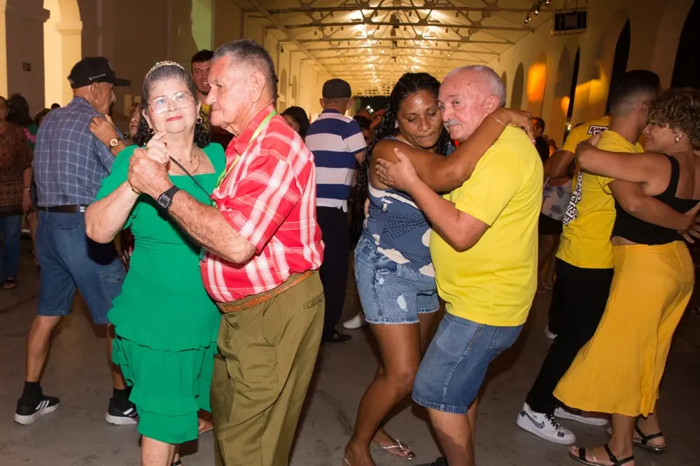 Na imagem, casais dançando durante realização do programa Baila Comigo, realizado pelo Complexo Estação das Artes