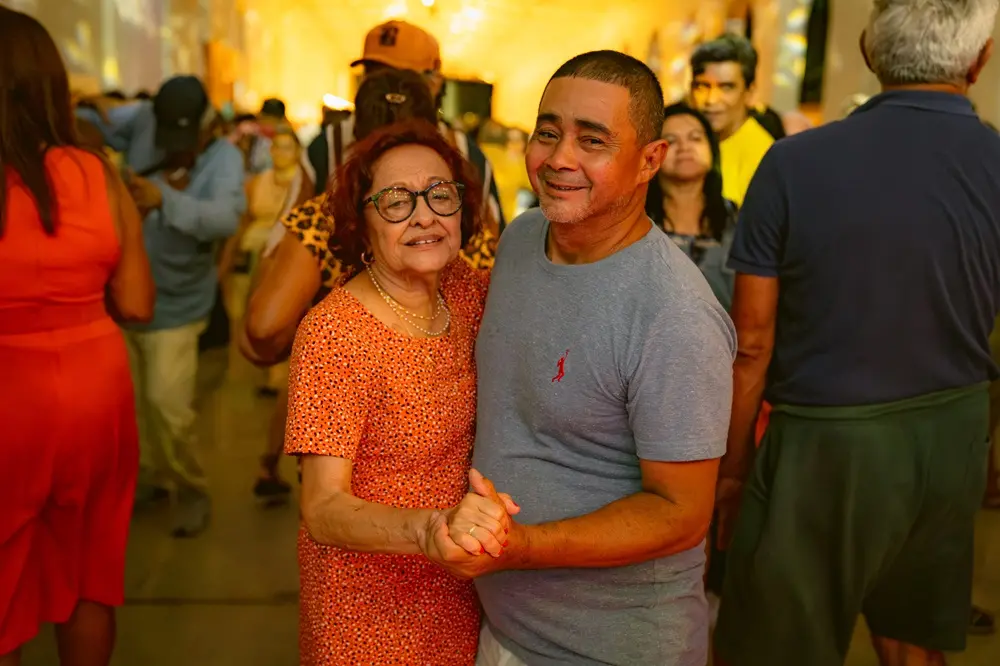 Na imagem, registro de casal durante realização do Baila Comigo, programa do Complexo Estação das Artes