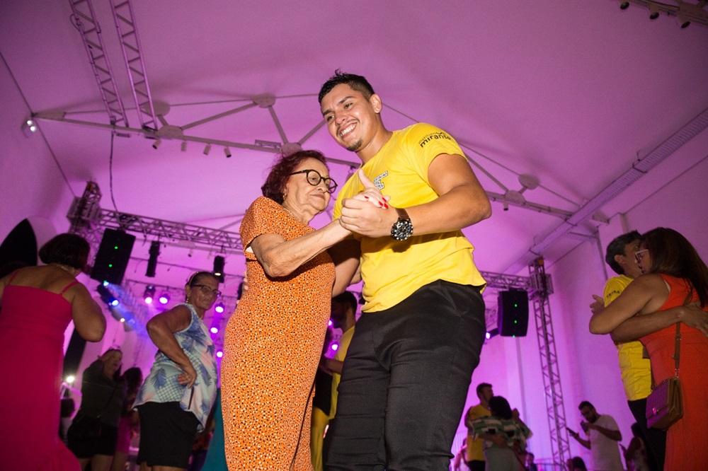 Na imagem, facilitador do Complexo Estação das Artes dança com idosa durante realização do programa Baila Comigo