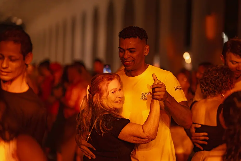 Na imagem, casal dança no Baila Comigo, programa realizado pela Estação das Artes
