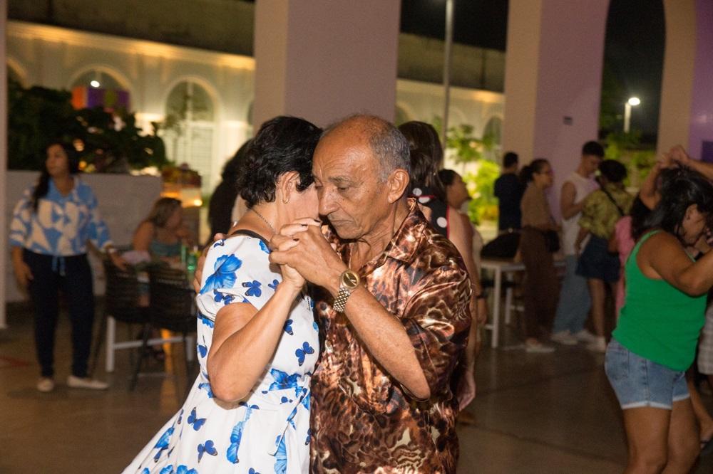 Na imagem, casal dança durante realização do programa Baila Comigo, do Complexo Estação das Artes