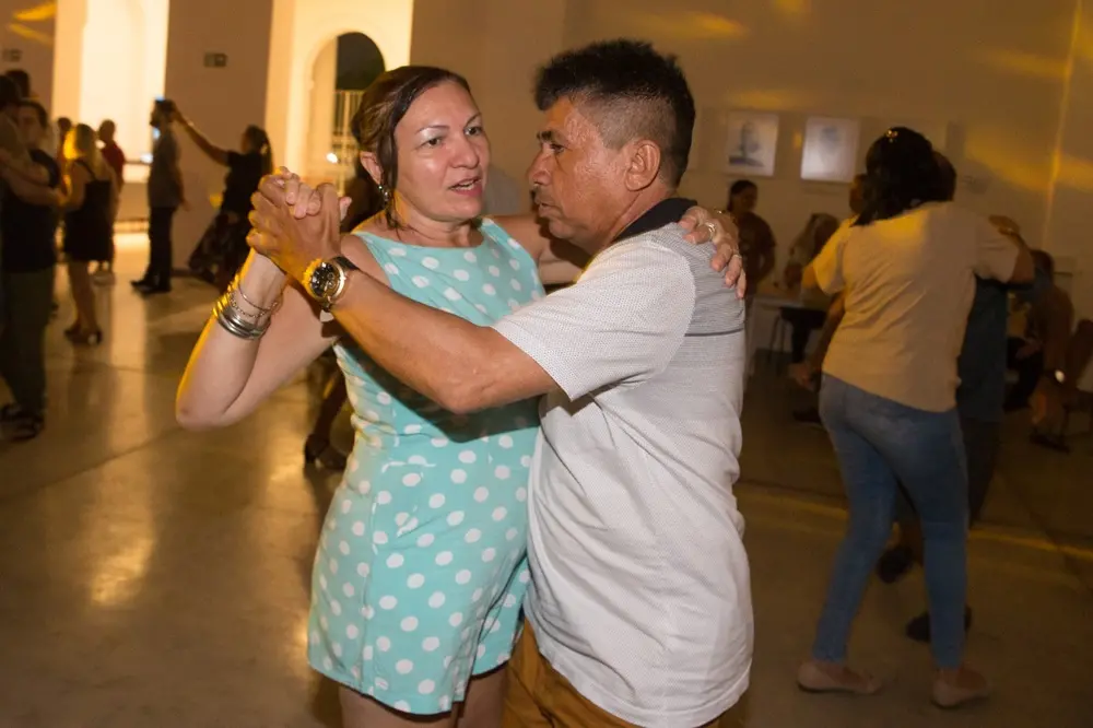 Na imagem, casal dança no Baila Comigo, programa do Complexo Estação das Artes