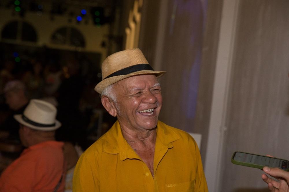 Na imagem, idoso participante do programa Baila Comigo, realizado pelo Complexo Estação das Artes