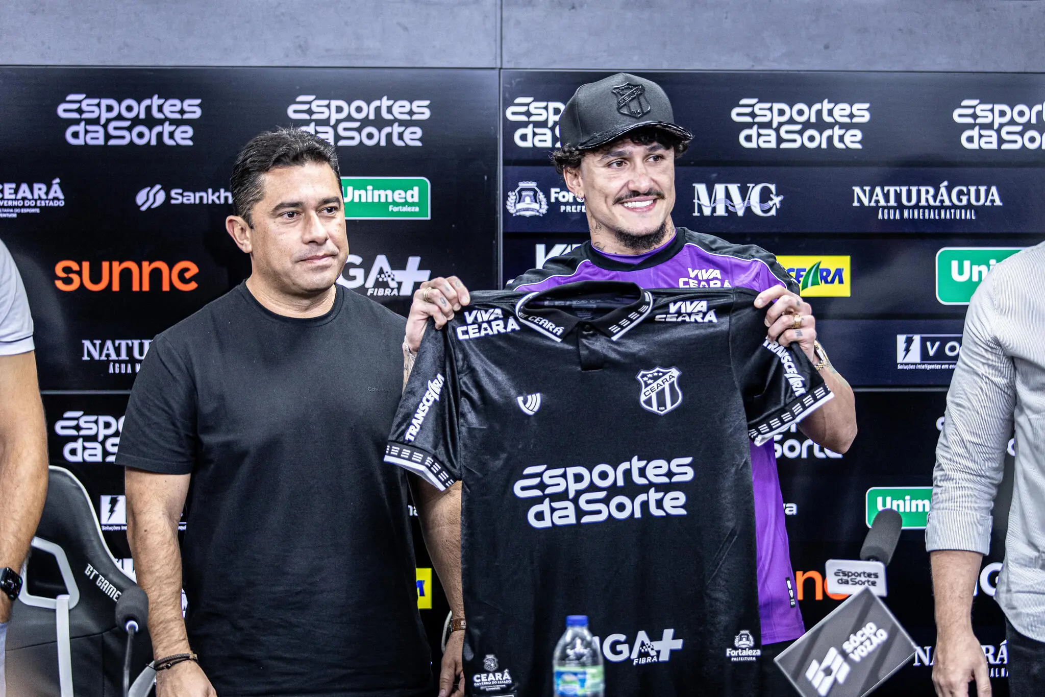 Foto de João Paulo Silva e Vina na apresentação do retorno do meia no Ceará