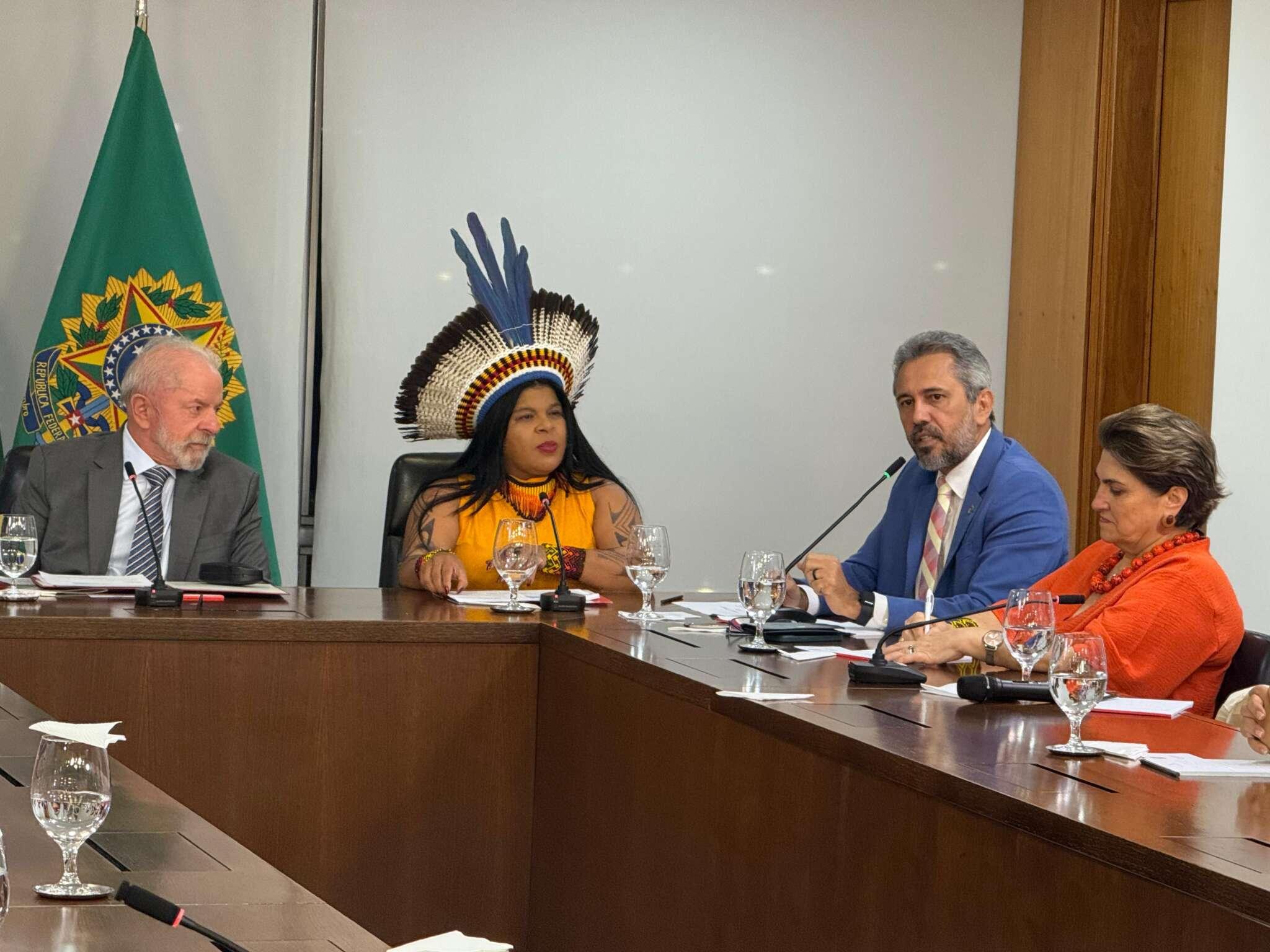 Elmano de Freitas com Juliana Alves, secretária dos Povos Indígenas, que estão ao lado do presidente Lula