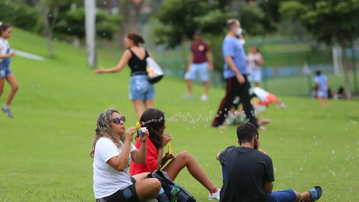 foto de pessoas em momento de lazer no parque do Cocó