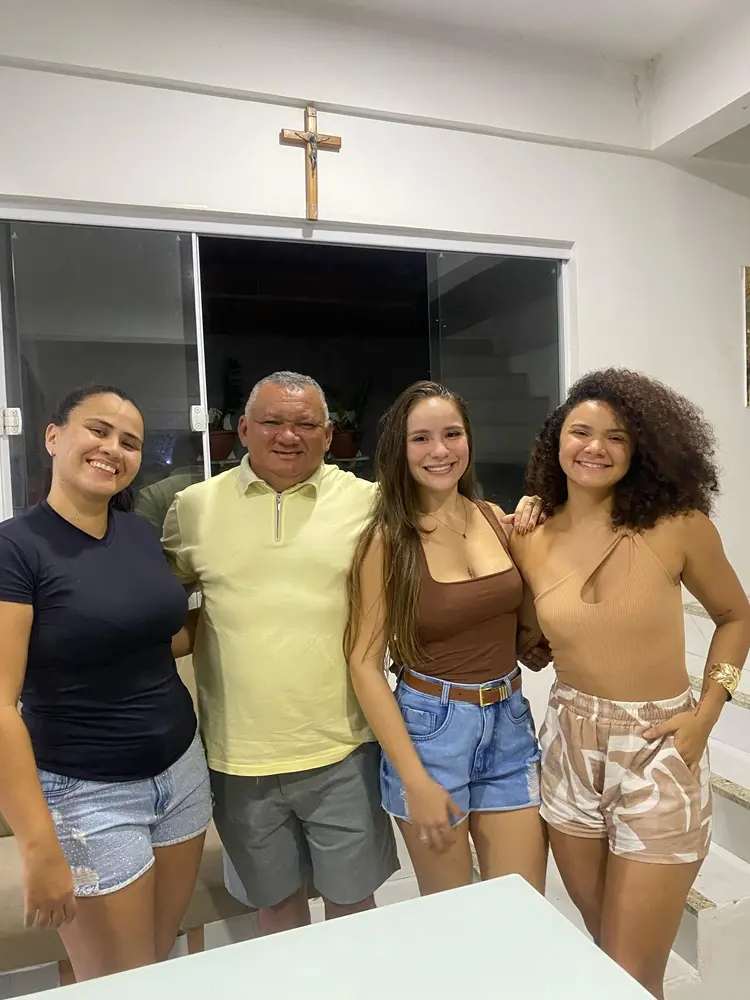 Na imagem, Roberto Carlos Araújo Silva, policial cearense transformado pela paternidade, ao lado das filhas