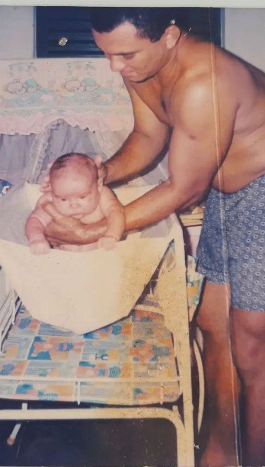 Na imagem, Roberto Carlos Araújo Silva, policial cearense que foi transformado pela paternidade, dá banho na filha mais velha